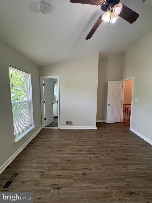 Building Photo - 6007 Rose Bay Dr