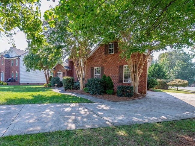 Building Photo - Move in ready Cotswold dream home.