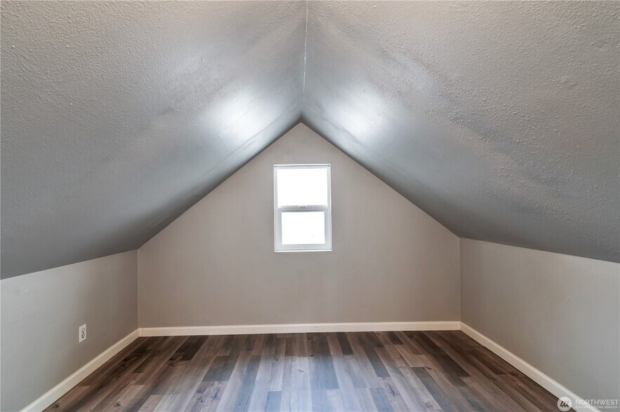 Building Photo - 730 S Elmgrove St