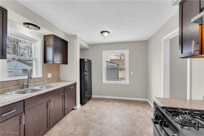 Building Photo - 8008 Pelham Dr