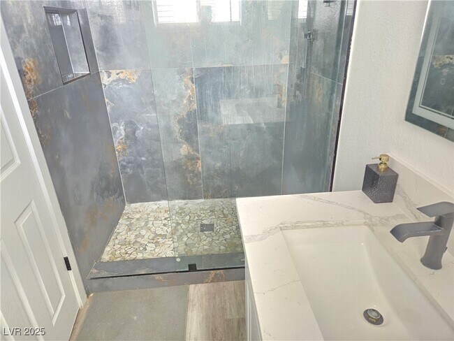 Building Photo - 1405 Termas