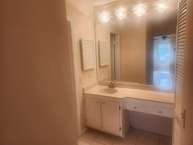 Building Photo - 110 Cypress Club Dr