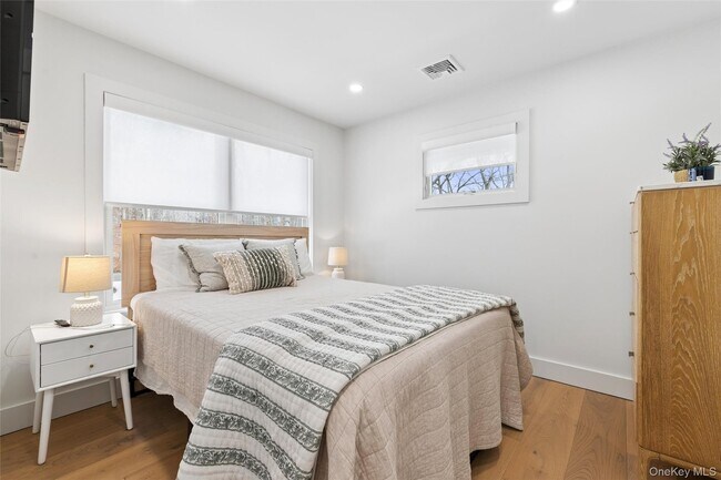 Building Photo - 6 W Landing Rd