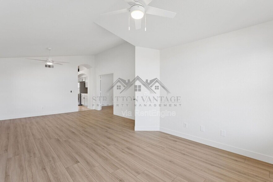 Building Photo - 9841 W Tonopah Dr