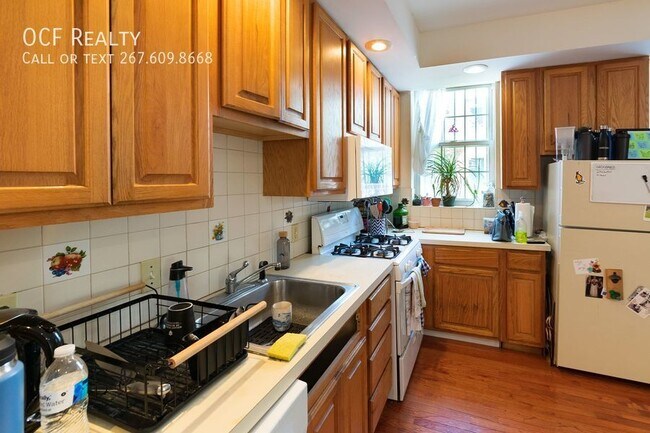 Building Photo - Three Bedroom Graduate Hospital Apartment