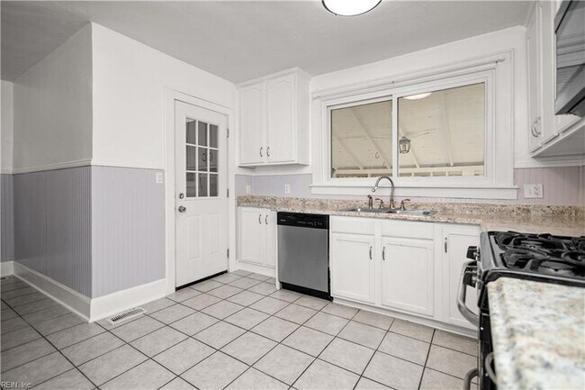 Building Photo - 3537 Buckingham St