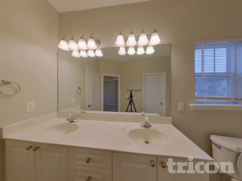 Building Photo - 1444 Bern Dr