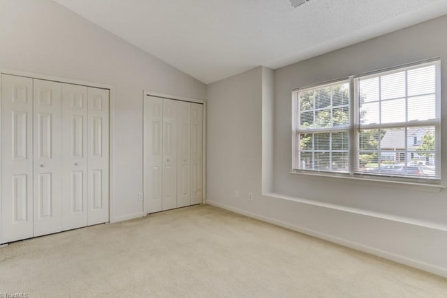 Building Photo - Amazing 2 bedroom 2.5 bathroom townhouse i...