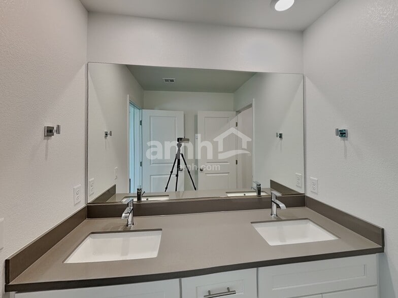 Building Photo - 556 Topiary Pk Ave