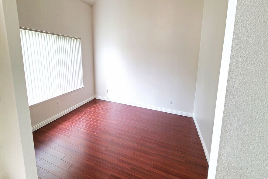 Building Photo - 10000 Hanna Ave