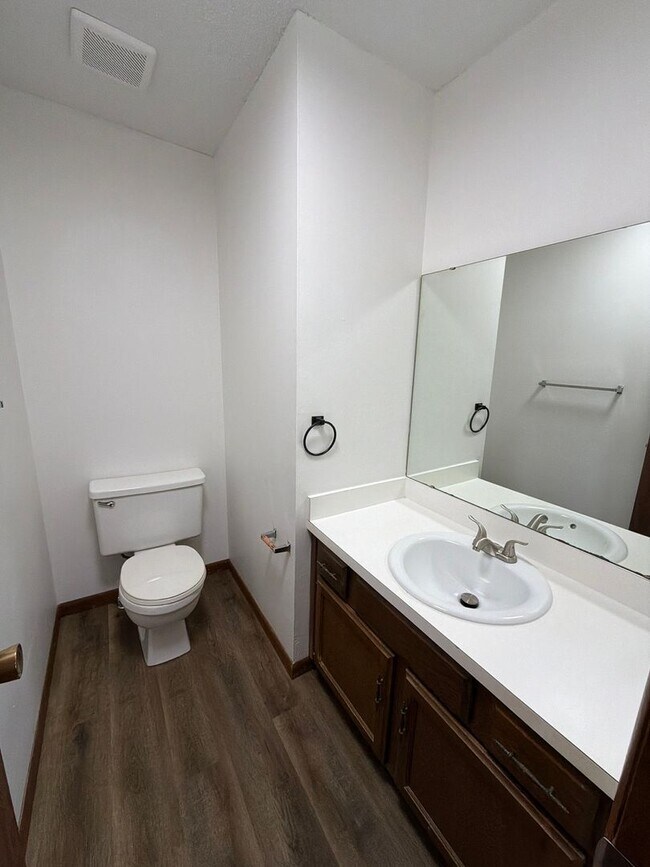 Building Photo - 3335 E Sunset St