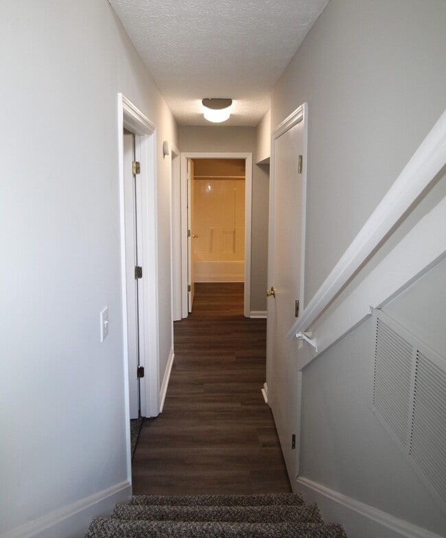 Building Photo - 414 Lakeview Dr