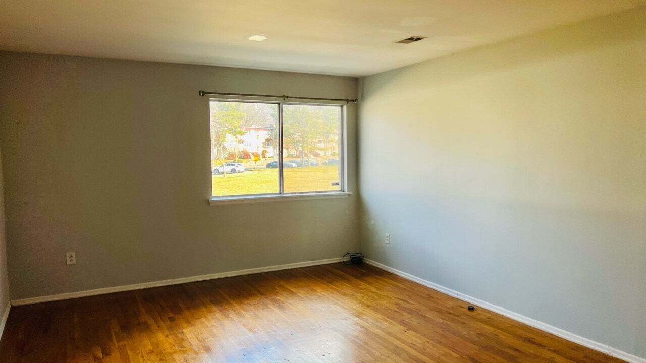 Building Photo - 305 College Dr