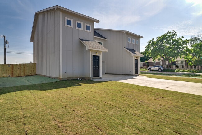 Building Photo - Brand New 3 bed 2.5 Duplex