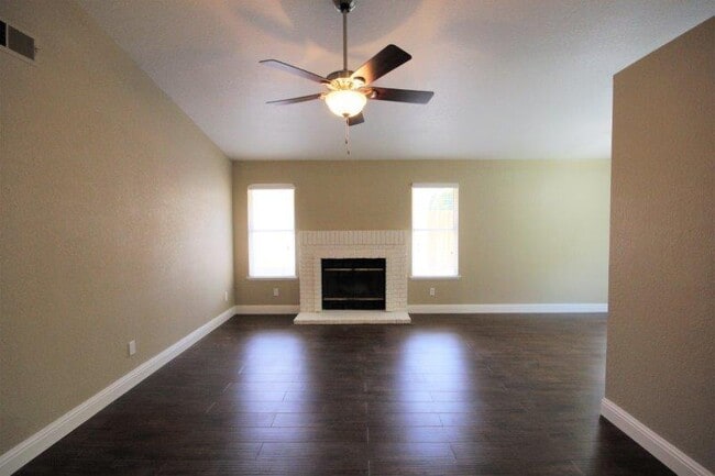 Building Photo - Galt 3 Bed 2 Bath Home