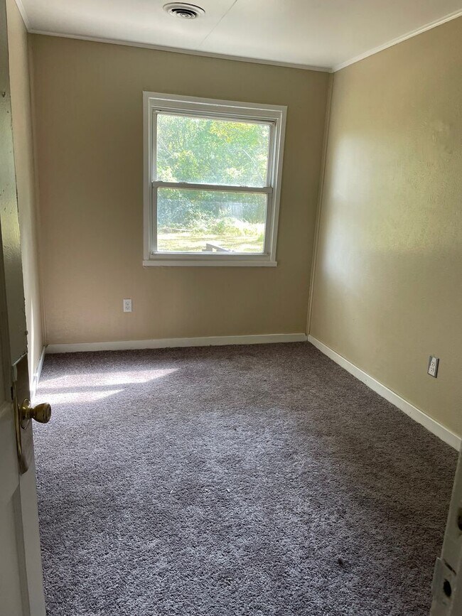 Building Photo - 3 bedroom 1 bathroom