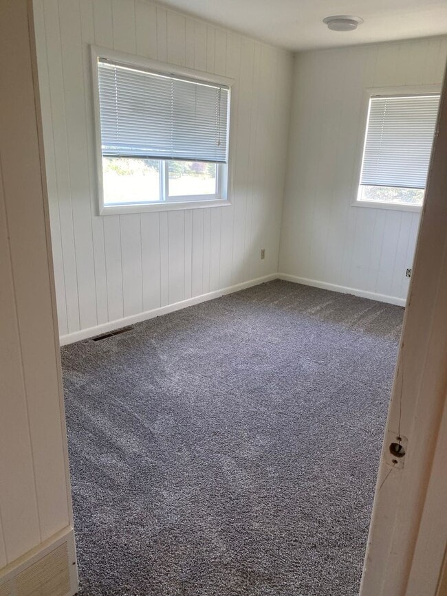 Building Photo - 4 bedroom, 2 bathroom Home off Spring Hill...