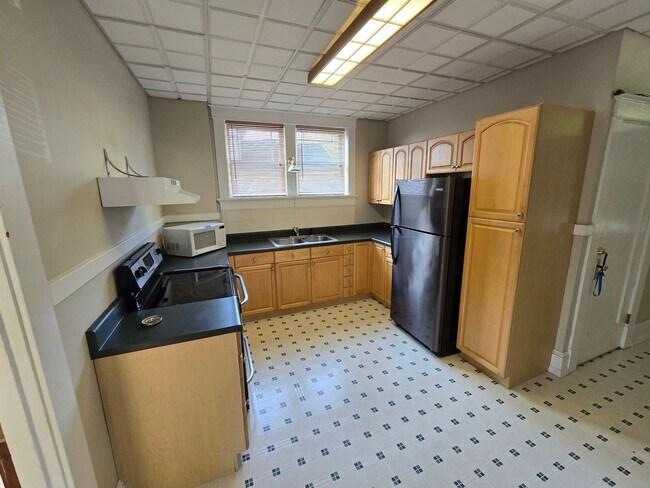 Building Photo - 422 E Fifth St