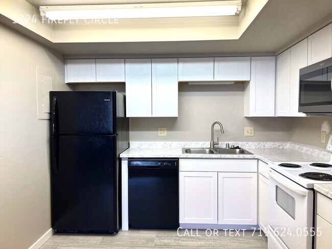 Building Photo - Fully Remodeled Condo
