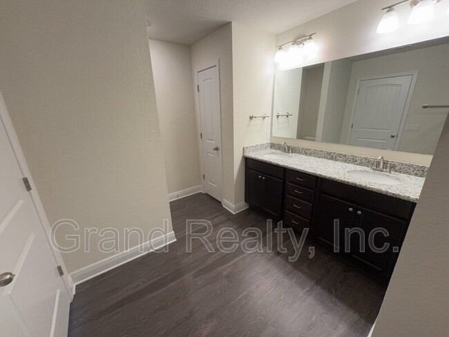 Building Photo - 4425 Village Oak Ln
