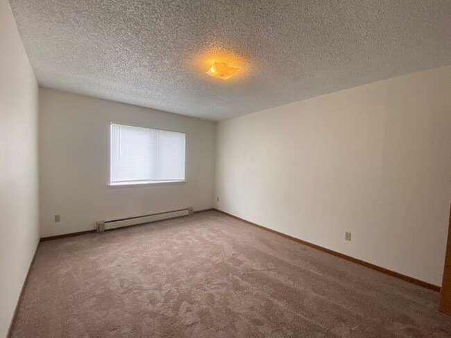 Building Photo - $1,100 | 2 Bedroom, 1 Bathroom Apartment |...