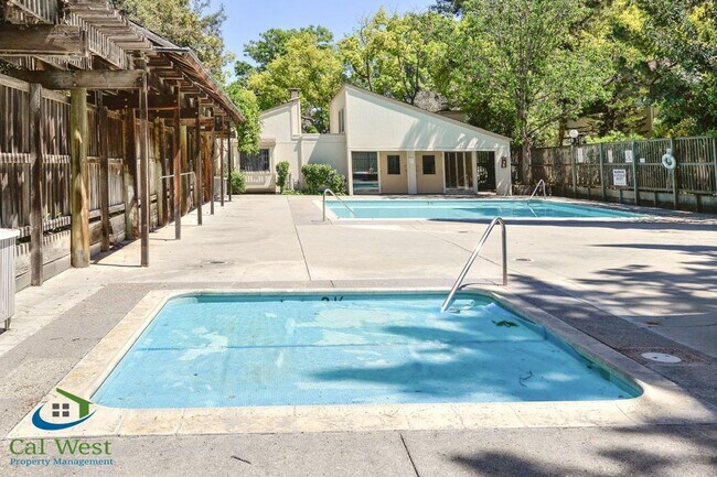 Building Photo - $2595 - 2 Bedroom, 2 Bath Upstairs Condo i...