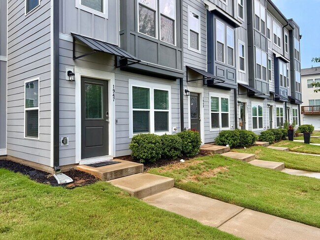 Building Photo - Fully Furnished 2BR/3.5BA Townhome with Garage — Minutes from Downtown Raleigh