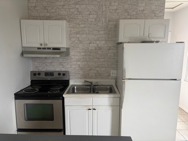 Building Photo - 125 S Central Ave