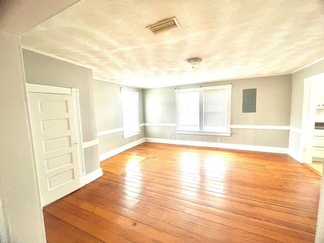 Building Photo - Stunning spacious 2nd floor apartment with Water View!