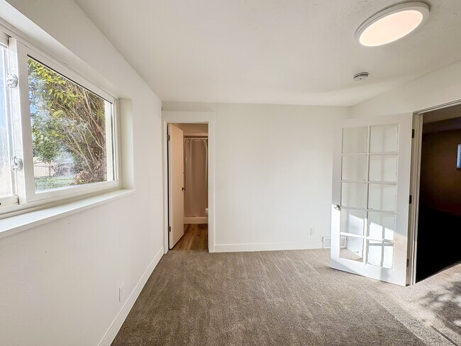 Building Photo - 1340 E Navajo Dr