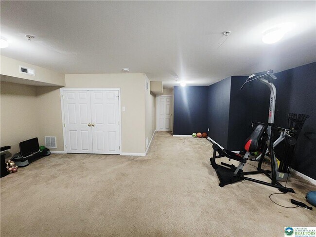 Building Photo - 972 King Way