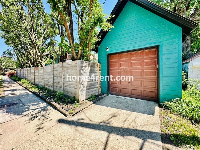Building Photo - Beautiful, KCMO Home with Historic Charm, Updated Kitchen, Wood Floors and a Fenced Yard!