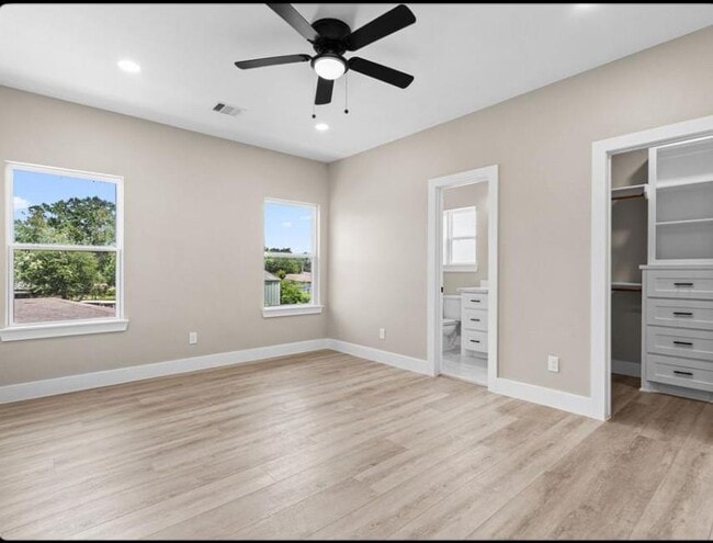 Building Photo - 102 Schade Ln