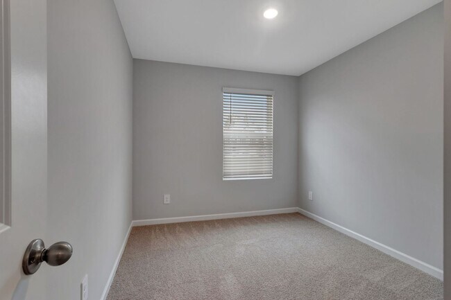 Building Photo - UPGRADED 3 BD 3 BATH MURFREESBORO TOWNHOME IN RIVER LANDING