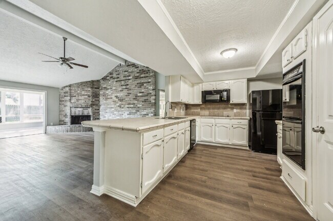 Building Photo - Charming & Spacious Home in La Porte!