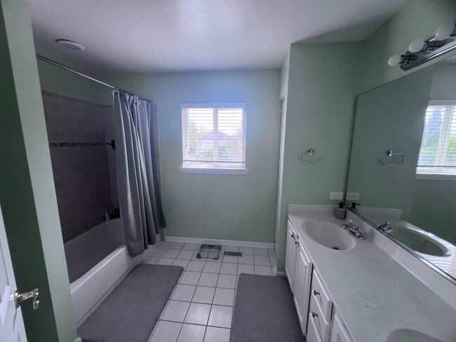 Building Photo - 1028 Lakewood Cir