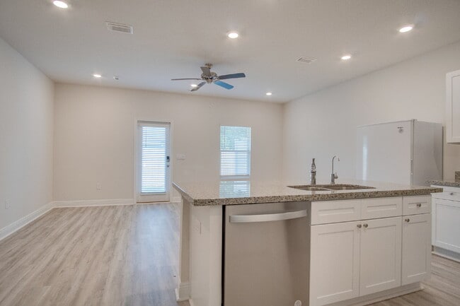 Building Photo - Pet-Friendly 3BR Townhome in Meadow Brook ...