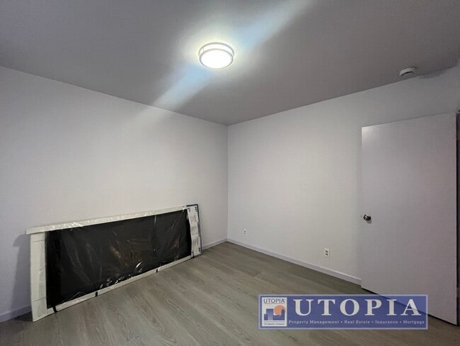 Building Photo - RENT SPECIAL: $500 off first months rent if lease is signed by end of March!! Newly Renovated Coz...