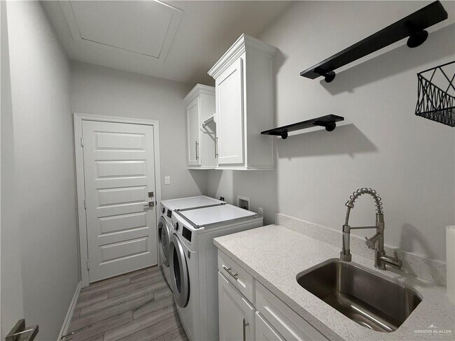 Building Photo - 19 E Comal Rd