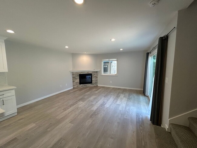 Building Photo - Stunningly Updated 3-Bedroom, 2.5-Bath Tow...