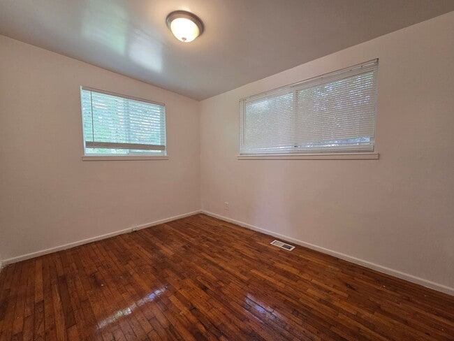 Building Photo - 724 30th St