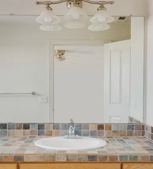 Building Photo - 1021 Blvd