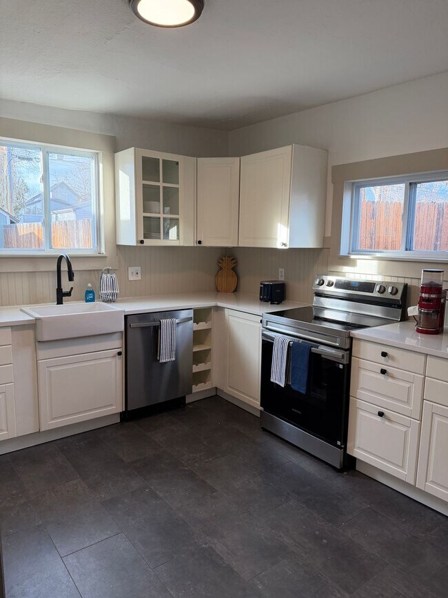 Building Photo - Fully Furnished Sloan's Lake 2 bedroom home