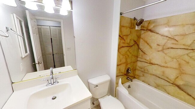 Building Photo - Open & spacious Beaverton duplex with fenc...