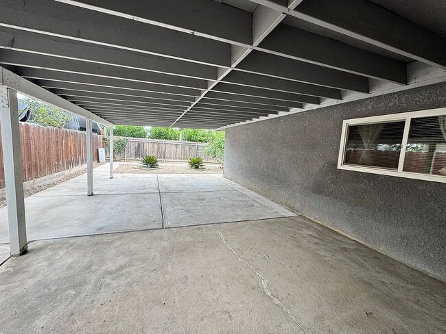 Building Photo - Spacious and well-maintained 4-bedroom, 1.5-bath home located in a desirable Fresno neighborhood.