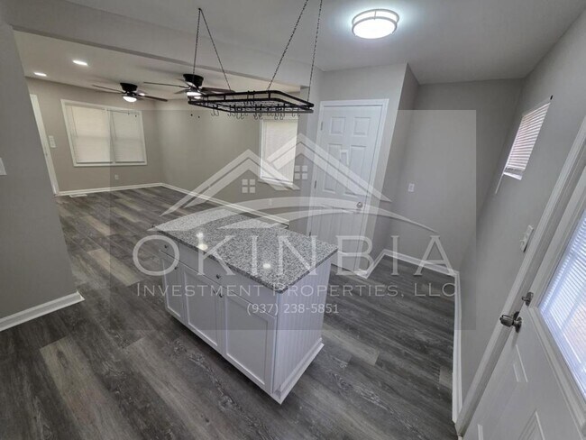 Building Photo - 4420 Catalina Ave
