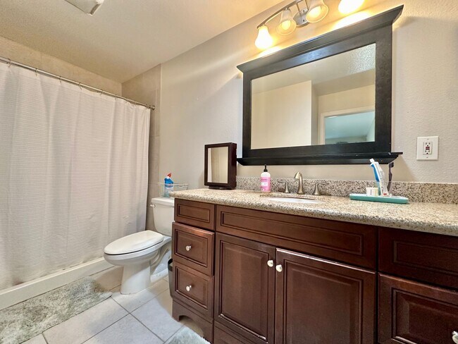 Building Photo - Spacious 3 Bedroom Townhome near USD!! Par...