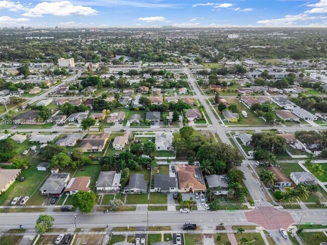 Building Photo - 4530 SW 25th St