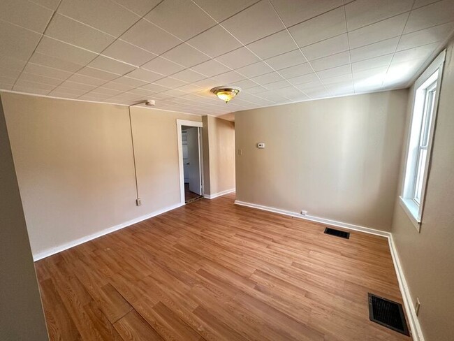 Building Photo - 341 Varney St