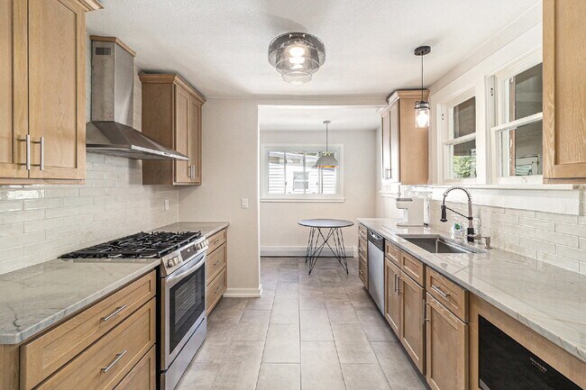 Building Photo - Beautiful Single Family Home Available Now!